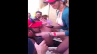Safada mostrando os peitos em festinha com a galera